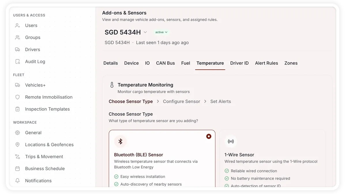 شاشة الإضافات والمستشعرات للمركبة في AVLView مع وحدات مثل كاميرا المراقبة وناقل CAN ودرجة الحرارة والوقود.